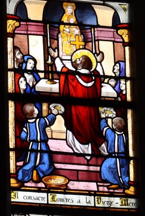 동정 성모에게 루브흐를 봉헌하는 상리스의 성 레굴로_photo by Reinhardhauke_in the Catholic parish church of Saint-Justin in Louvres_France.jpg
